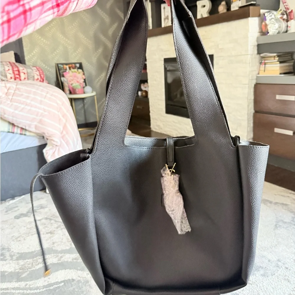 Black Women's Leather Tote Bag - Stylish Everyday Shoulder Bag - Picture 4 of 5
